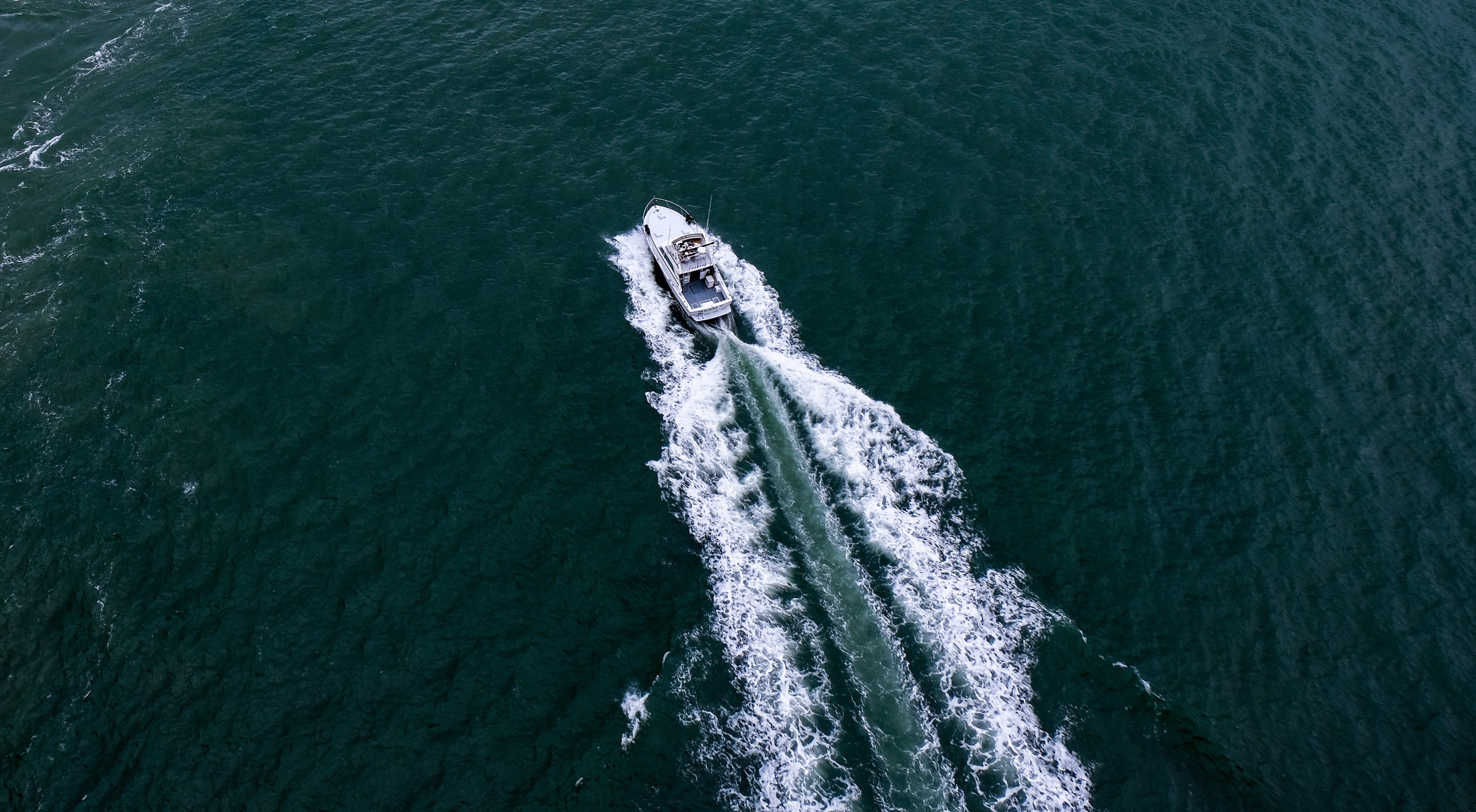 aerial-shot-bird-s-eye-view-boat-1499139-1